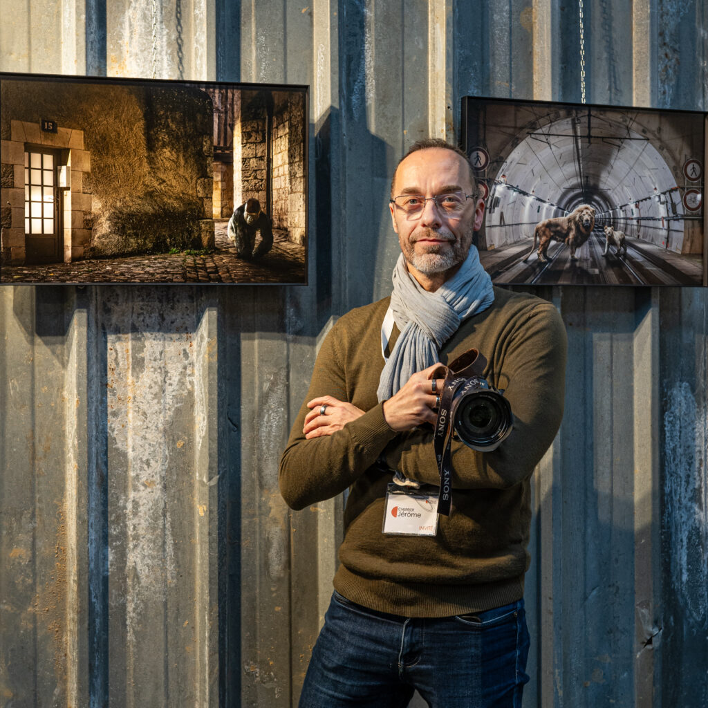 Portrait Jérôme Cherrier tenat sont appareil photo